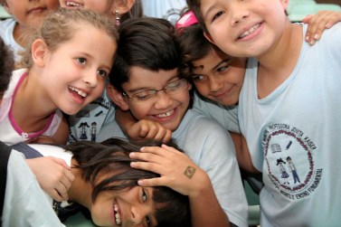 Dudo rodeado de seus colegas de classe - Educação Inclusiva - Foto: Roberto Ortega