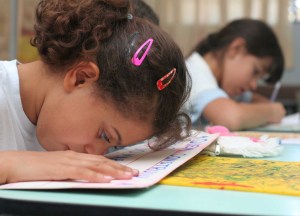 Educação Inclusiva - Rita estudando em classe comum, direito seu e de todo cidadão. Foto: Roberto Ortega